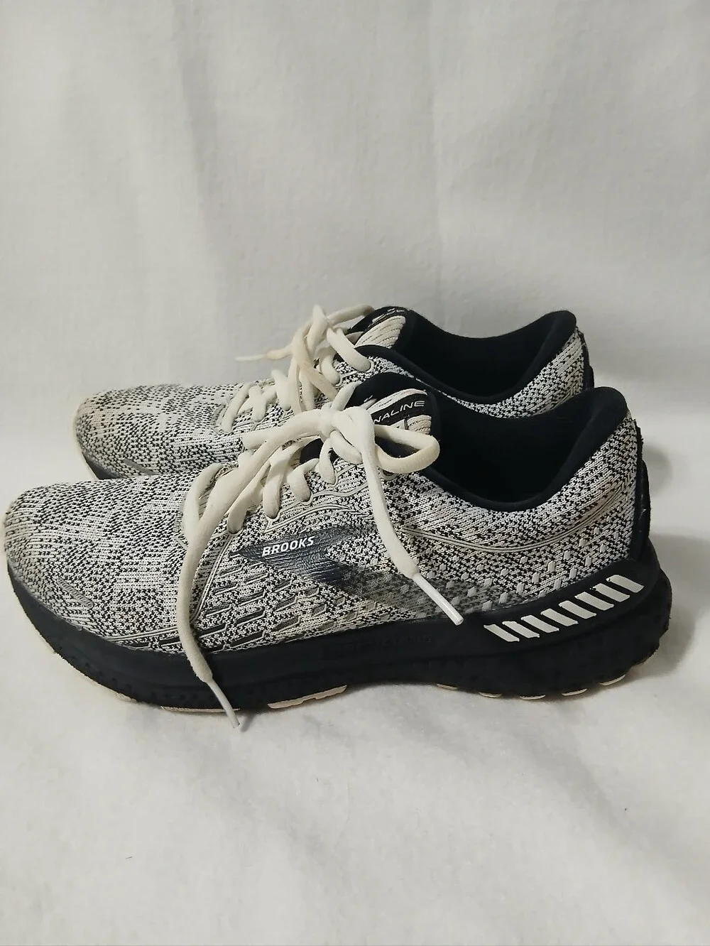 Brooks Women’s Black & White Knit Athletic Running Shoes Size 7.5